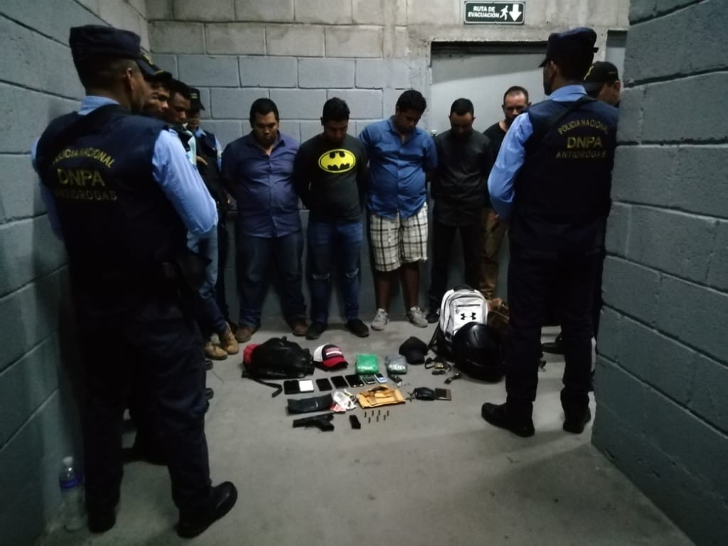 Expolicías y militar activo son detenidos en posesión de dos kilos de supuesta cocaína