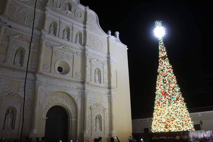 Encienden árbol navideño musical en Comayagua