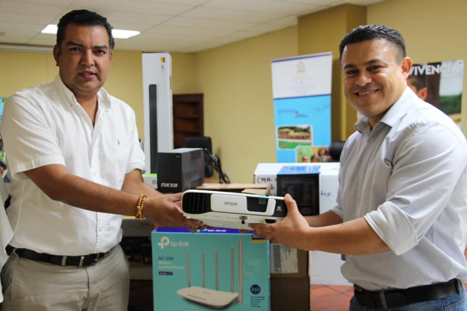 Ministro de SEDECOAS entregó equipo tecnológico para centro de calidad de vida de barrio San Juan
