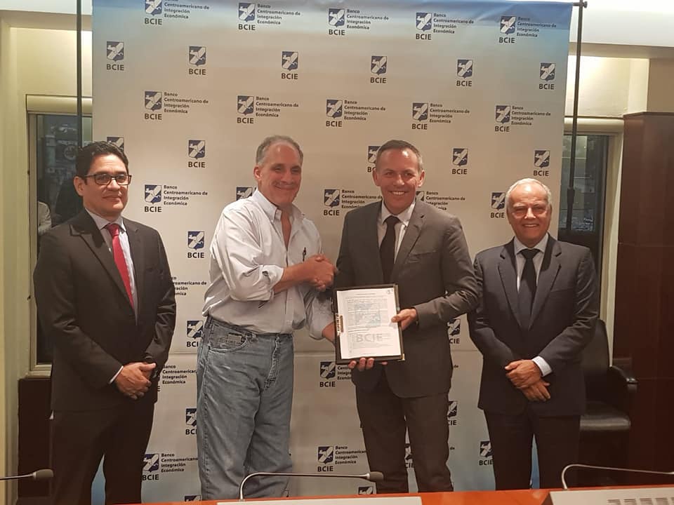 Firman contrato para estudios de factibilidad del teleférico en la capital