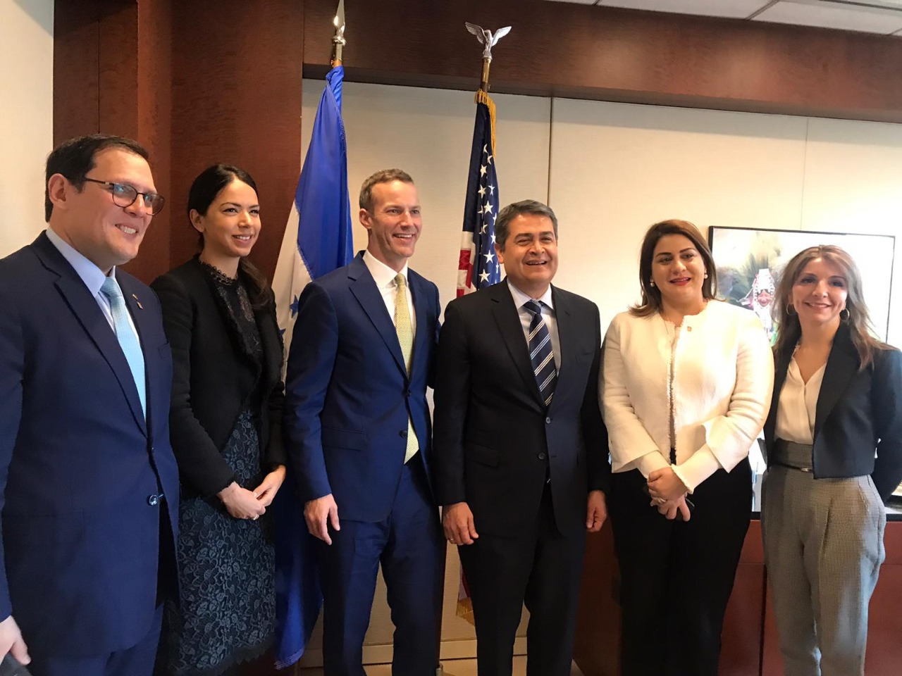 Presidente Hernández se reúne con ejecutivos de Corporación Financiera de Desarrollo Internacional de los Estados Unidos.