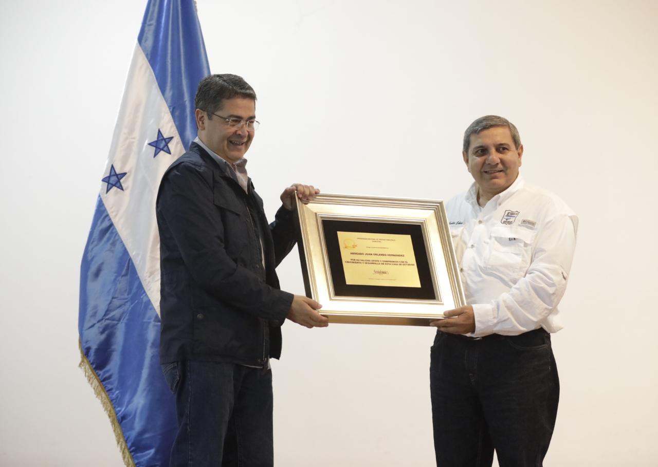 Rector de la UNACIFOR entregó placa de reconocimiento a Presidente Hernández