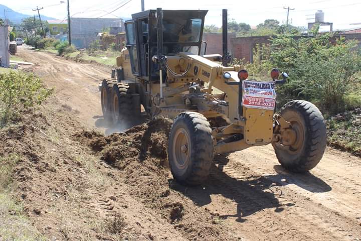Reparan calles de tierra en barrios y colonias de Comayagua