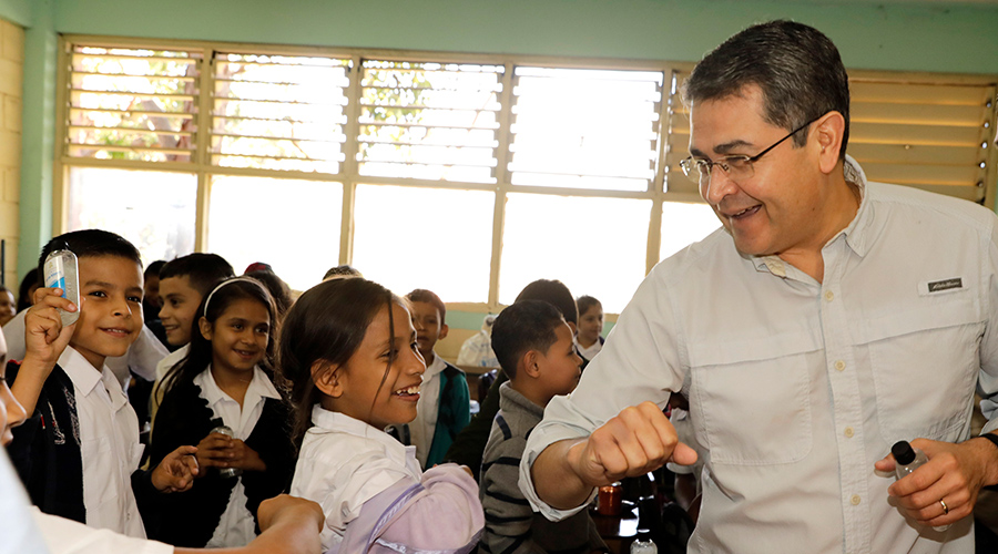 Presidente Hernández entrega primer lote de gel de manos a escuelas para prevenir coronavirus