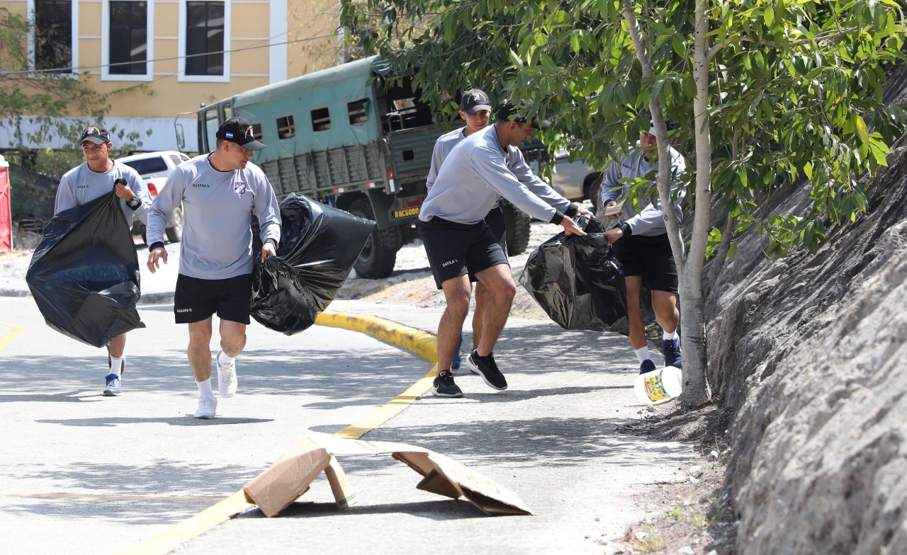 Guardia de Honor Presidencial recoge 8 toneladas de basura en campaña Corre y Limpia