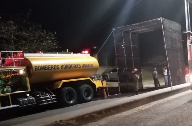 Instalan arco de fumigación para sanitizar vehículos en la entrada a Siguatepeque