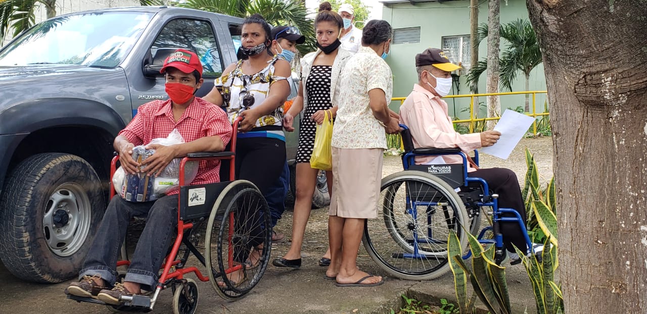 Alcaldía de Comayagua entrega ayuda alimentaria a miembros de transporte interurbano y sector discapacidad.