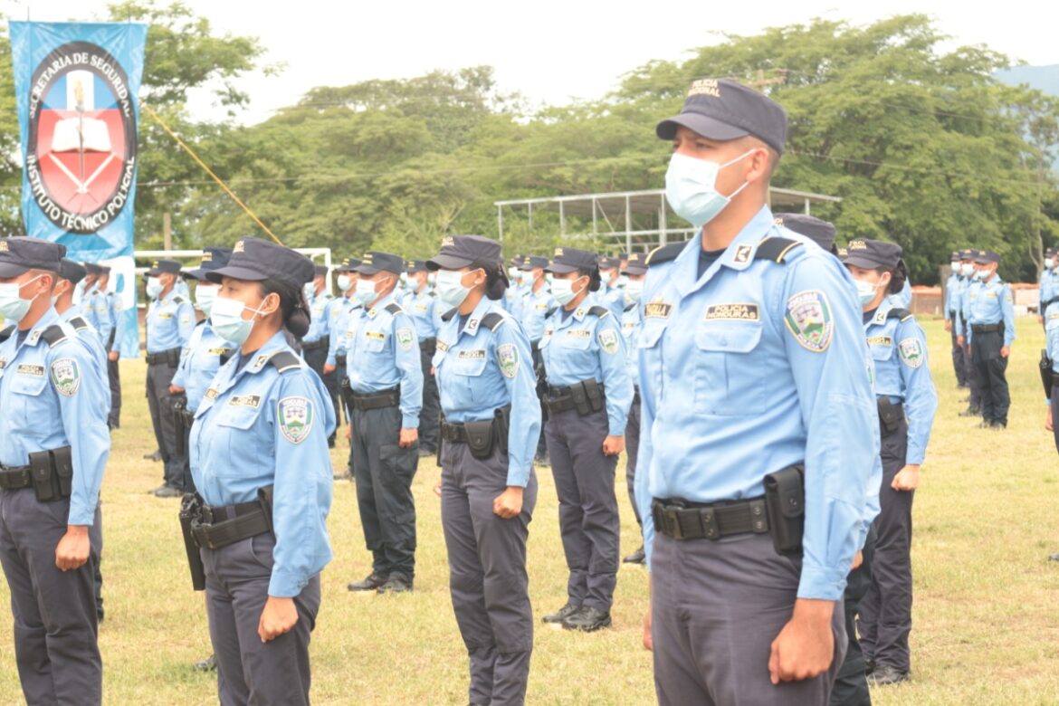 Nuevos agentes policiales listos para servir a la patria