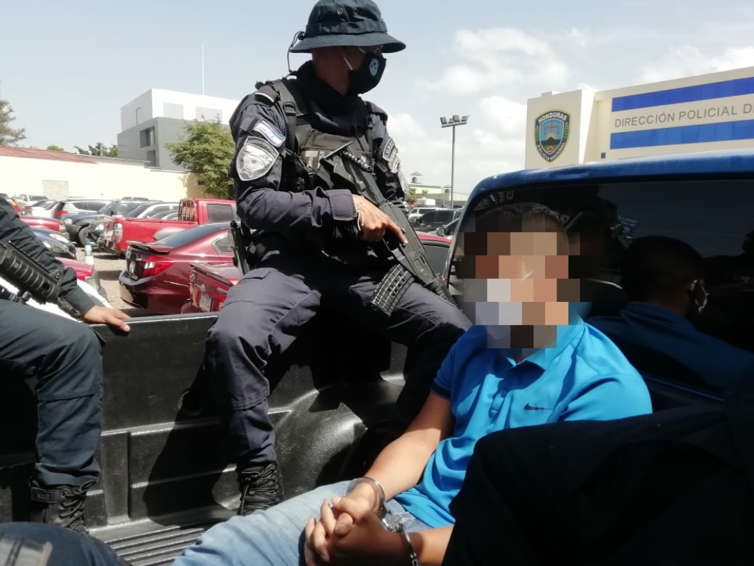 Agentes de la Policía Nacional trasladan a tribunal de La Ceiba, Atlántida, a segundo sospechoso de participar en la muerte del periodista Germán Vallecillo y su camarógrafo