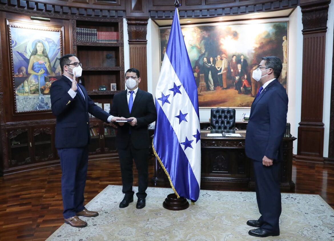 Presidente Hernández juramenta a Marco Midence como nuevo ministro de Finanzas