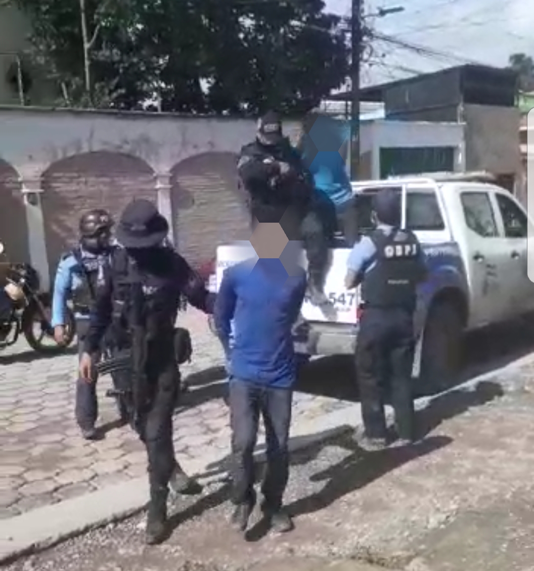 En posesión de armas son arrestados dos supuestos integrantes de banda delictiva «Los Chavarría» en la zona central del país