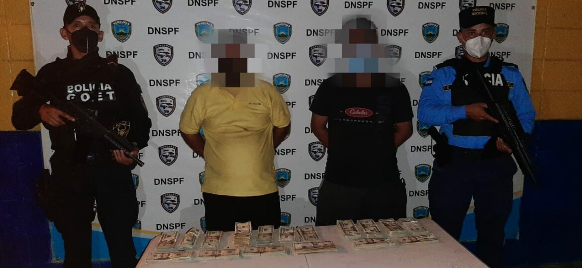 Agentes de Policía arrestan en flagrancia dos ciudadanos extranjeros en posesión de más de 20 mil dólares