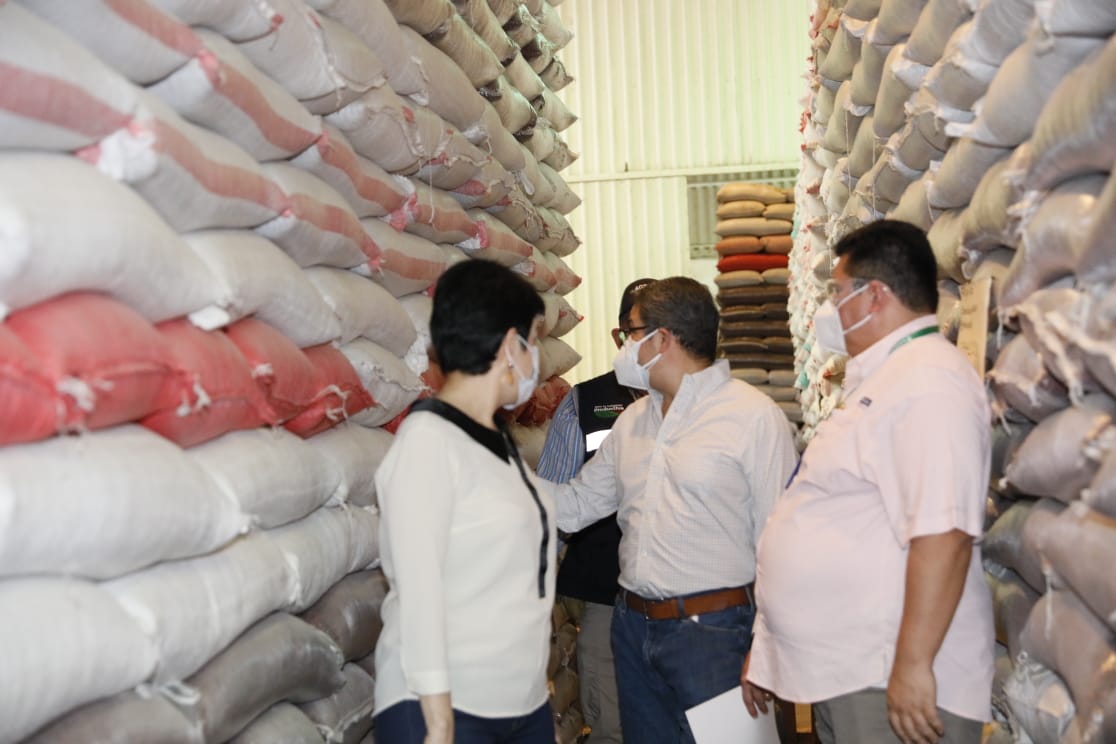 Presidente Hernández supervisa reserva estratégica de granos básicos