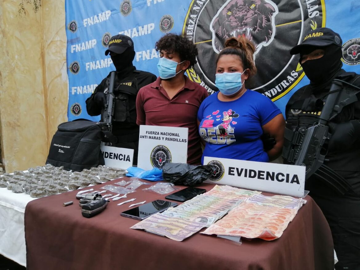 FNAMP detiene a pareja dedicada a la venta y distribución de drogas en el sector de Palmerola en las aldeas Las Torres y Las Mesas