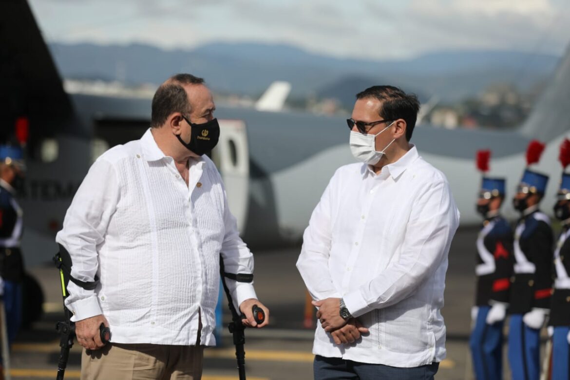 Presidente de Guatemala, Alejandro Giammattei, llega a Honduras para seguir impulsando frente común para reconstrucción