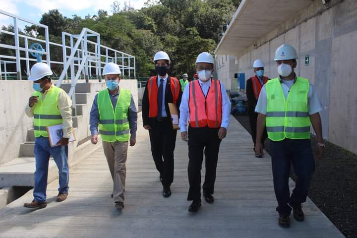 Embajador de Japón en Honduras y alcalde Carlos Miranda supervisan funcionamiento de la planta potabilizadora de agua en esta ciudad
