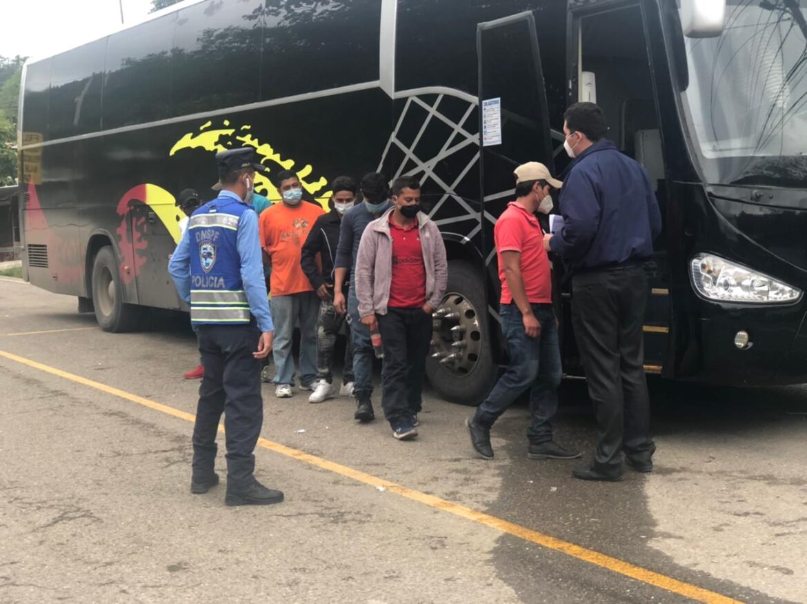 Migración reporta el retorno desde Guatemala de 217 hondureños que integraban la caravana