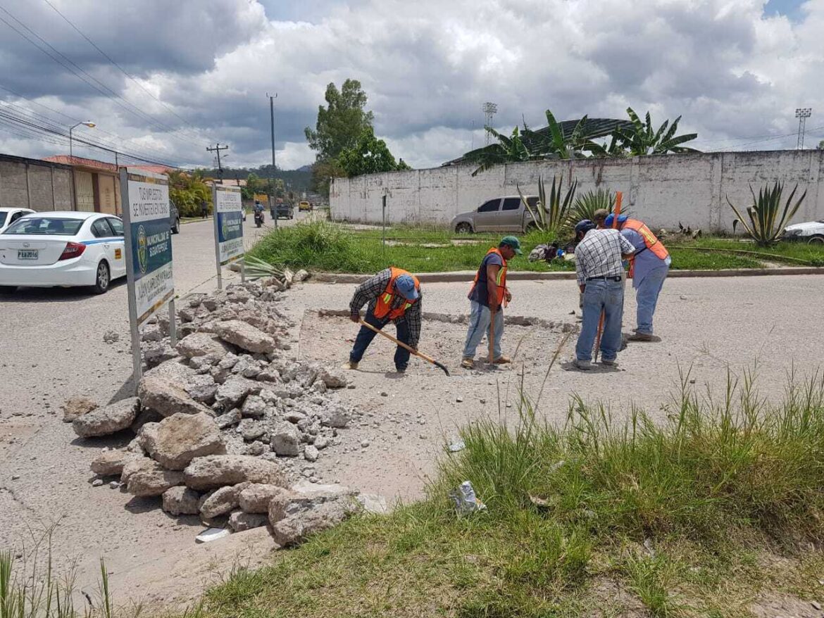 Reparan pastillas de concreto a inmediaciones del estadio municipal en Siguatepeque