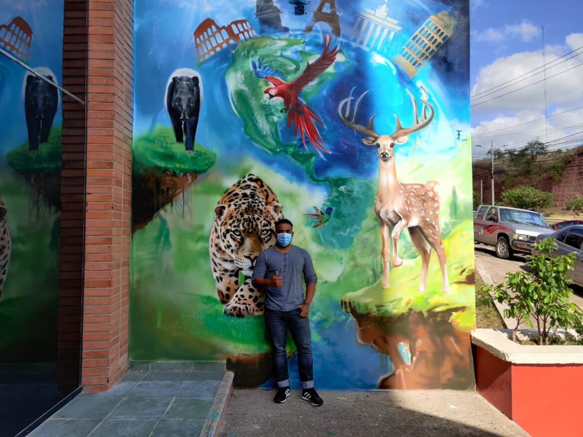 Joven talento realiza mural en conmemoración a becarios 20/20