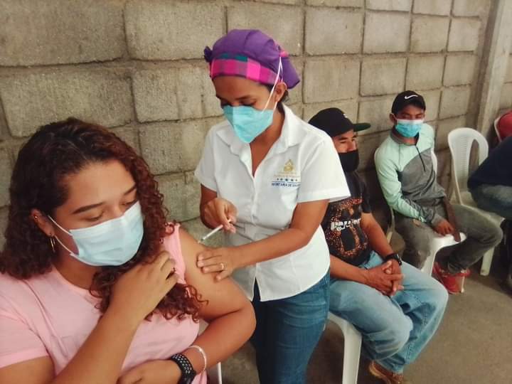 Alcaldía de Comayagua y Secretaría de salud vacunan contra el covid-19 a locatarios de los mercados municipales de esta ciudad.