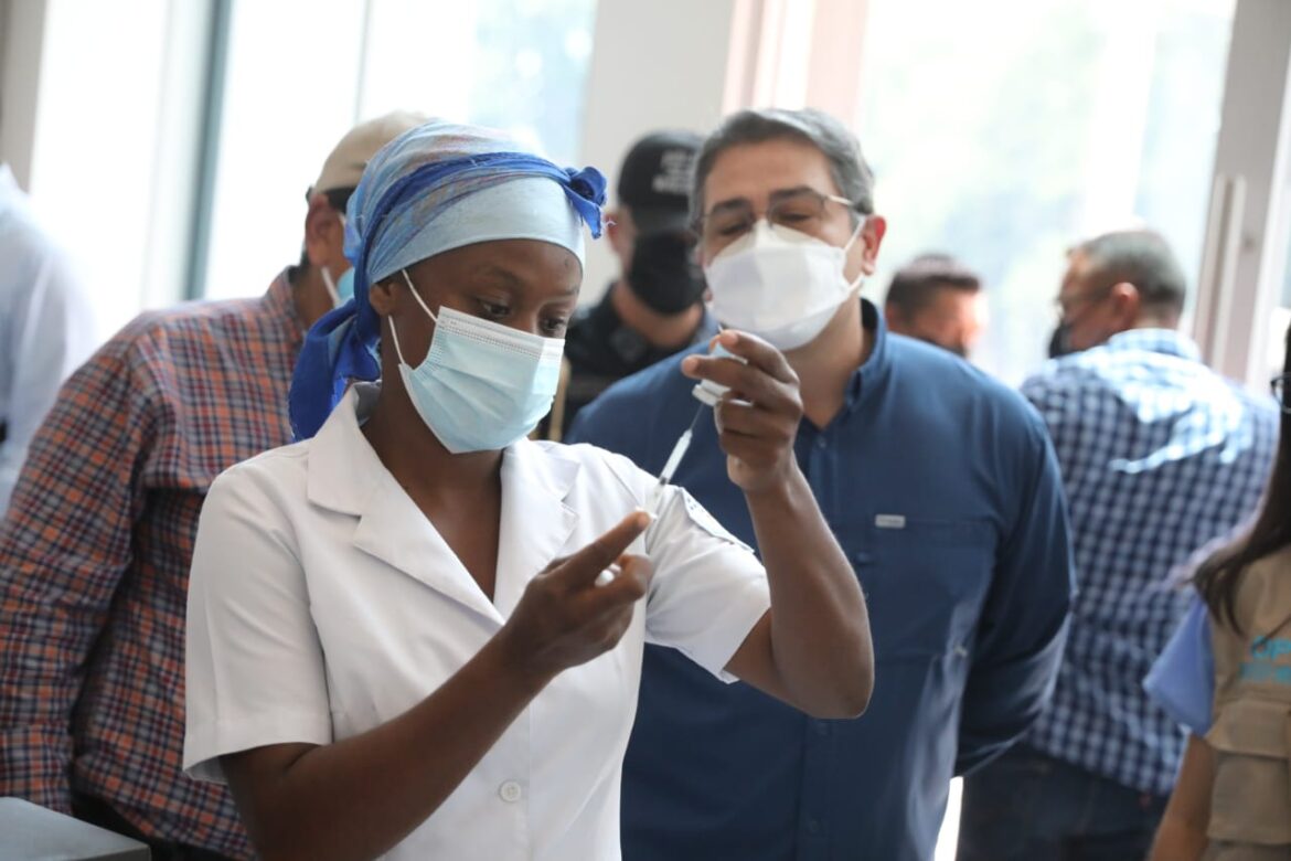 Presidente Hernández supervisa proceso de vacunación en San Pedro Sula