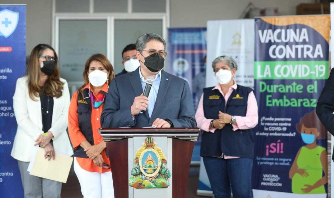 Presidente Hernández recibe nuevo lote de 176.670 dosis de vacuna Pfizer