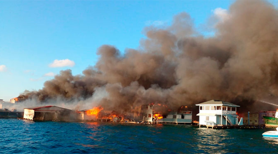 Gobierno da respuesta oportuna a habitantes de Guanaja ante incendio