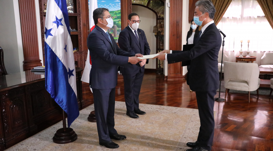 Seis nuevos embajadores presentan cartas credenciales al presidente Hernández