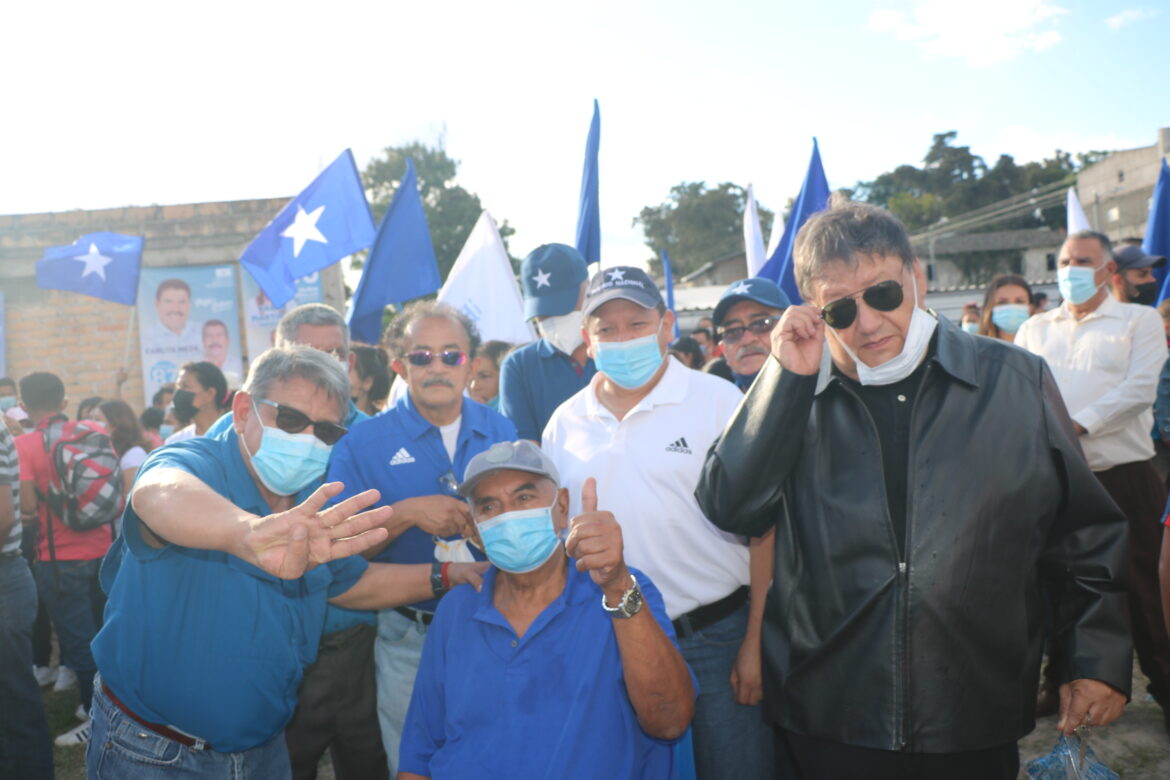 «Diamantes azules» respaldan a Juan Carlos Morales y «Papi a la orden»