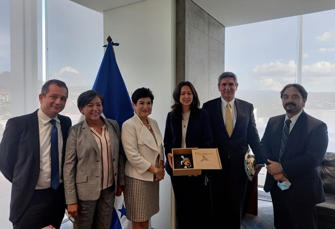 Ministra de la Secretaría de Desarrollo Económico, María Antonia Rivera se reúne con la nueva representante del Banco Interamericano de Desarrollo (BID), María José Jarquín.