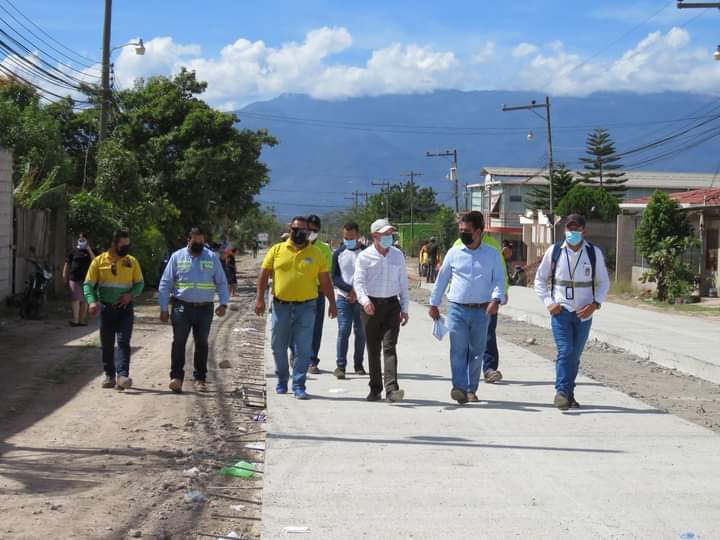 Alcalde Carlos Miranda supervisa avances del proyecto de pavimentación de la calle principal de la colonia Tres Caminos de Comayagua