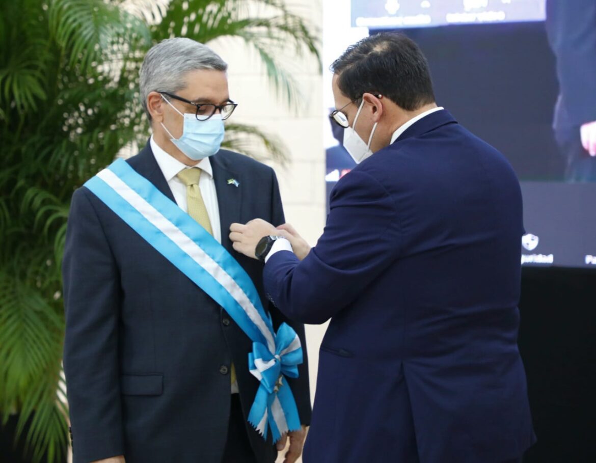 Gobierno de Honduras condecora al embajador de Brasil, Breno de Souza Brasil Dias Da Costa