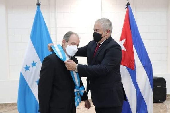Condecoran con la Orden “Francisco Morazán en el Grado de “Gran Cruz Placa de Plata” al Embajador de la República de Cuba