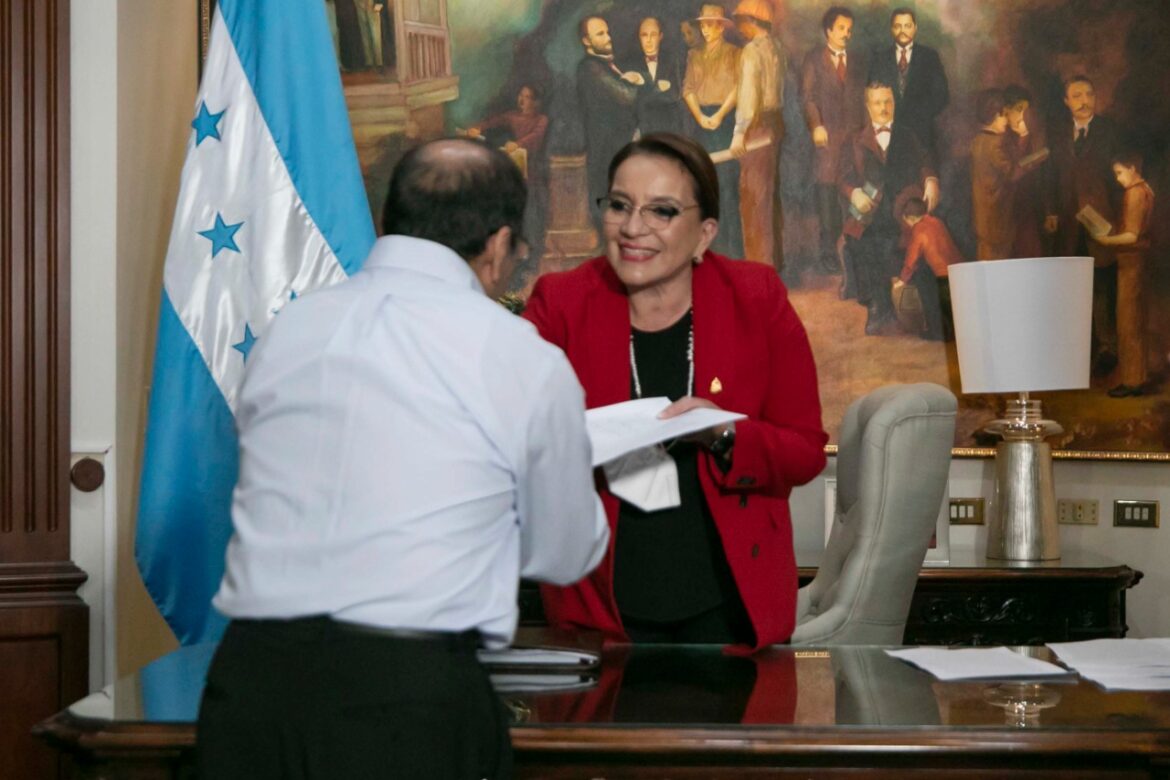 Presidenta de Honduras devuelve la nacionalidad a padre Tamayo