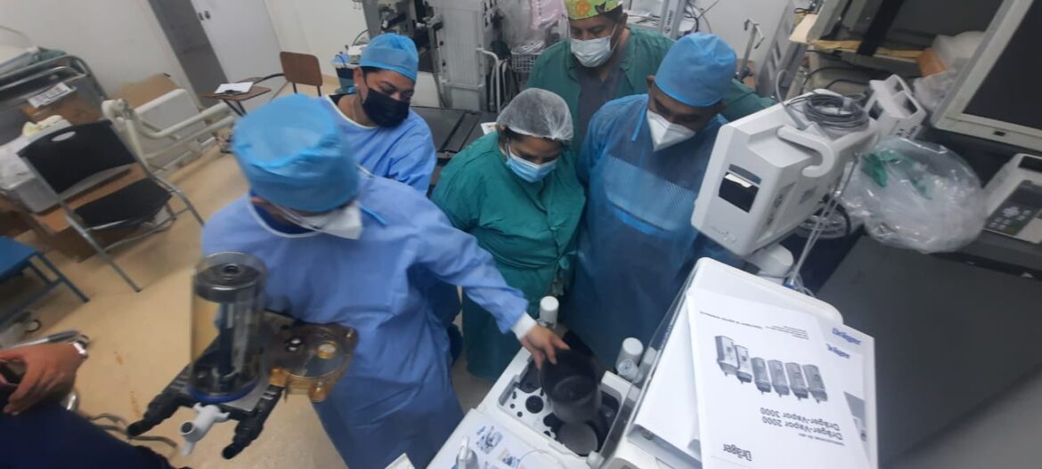 Personal técnico del hospital Santa Teresa se capacita en uso de máquina de anestesia