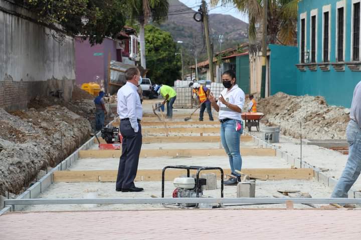 Alcalde Carlos Miranda supervisa proyecto de pavimentación de las calles hacia los juzgados de esta ciudad