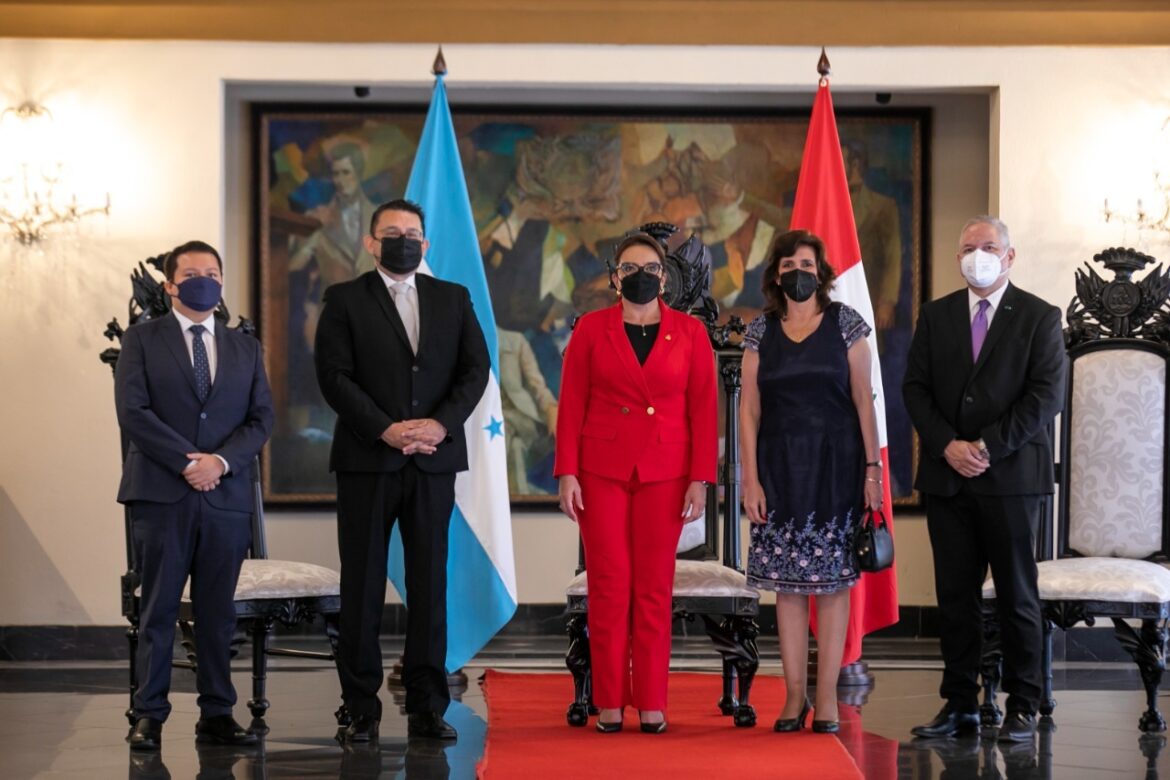 Presidenta Xiomara Castro y Canciller Eduardo Enrique Reina recibieron Cartas Credenciales del Embajador del Perú