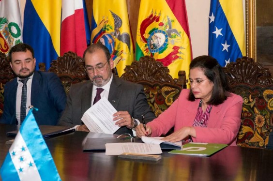Honduras firma adhesión como miembro pleno del Banco de Desarrollo de América Latina (CAF)