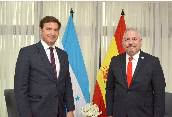 Nuevo Embajador de España presenta Copias de Estilo ante el Canciller de la República