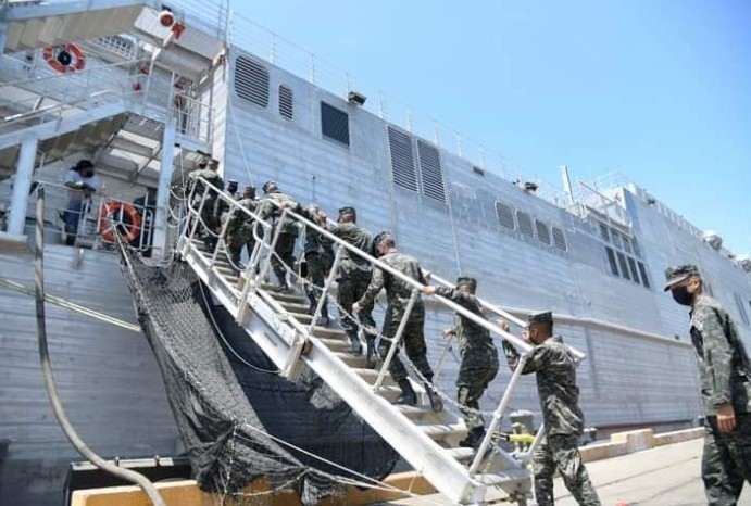 El barco USNS Burlington ancló en Puerto Cortés este fin de semana.