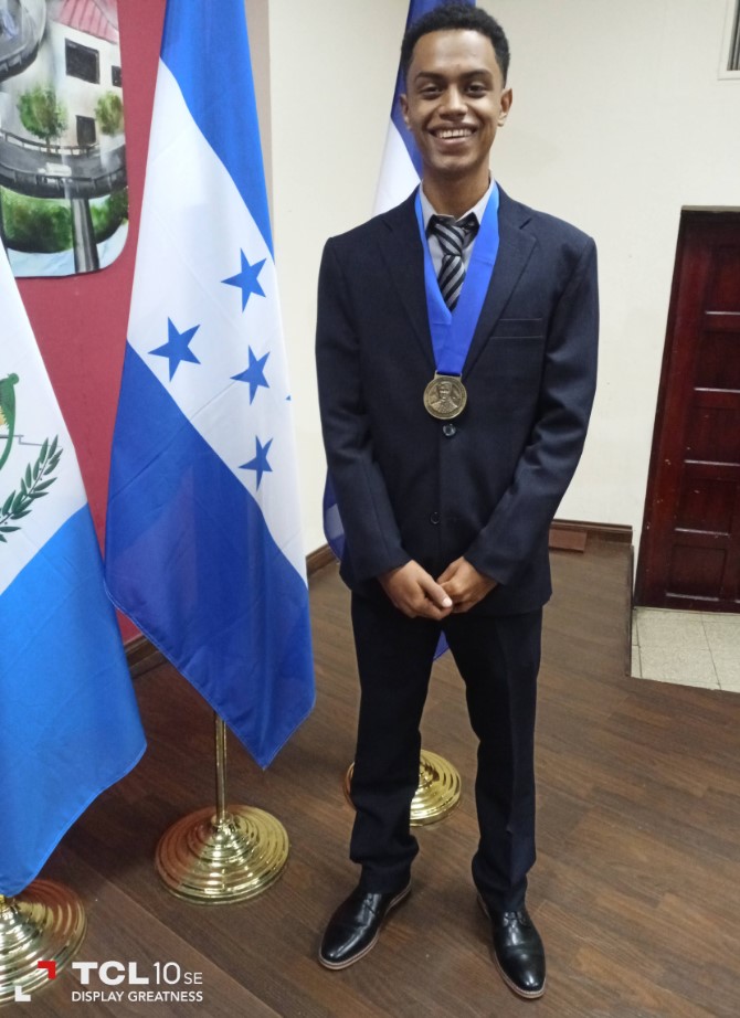 Condecoran estudiante de la UNACIFOR con premio «Ruben Darío»
