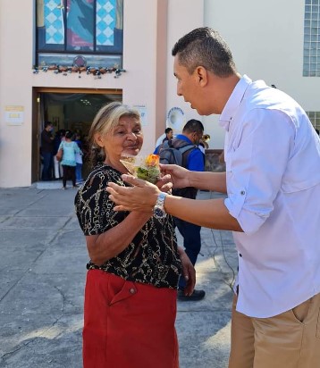 Alcalde de Siguatepeque entrega flores a féminas en el Día de la Mujer