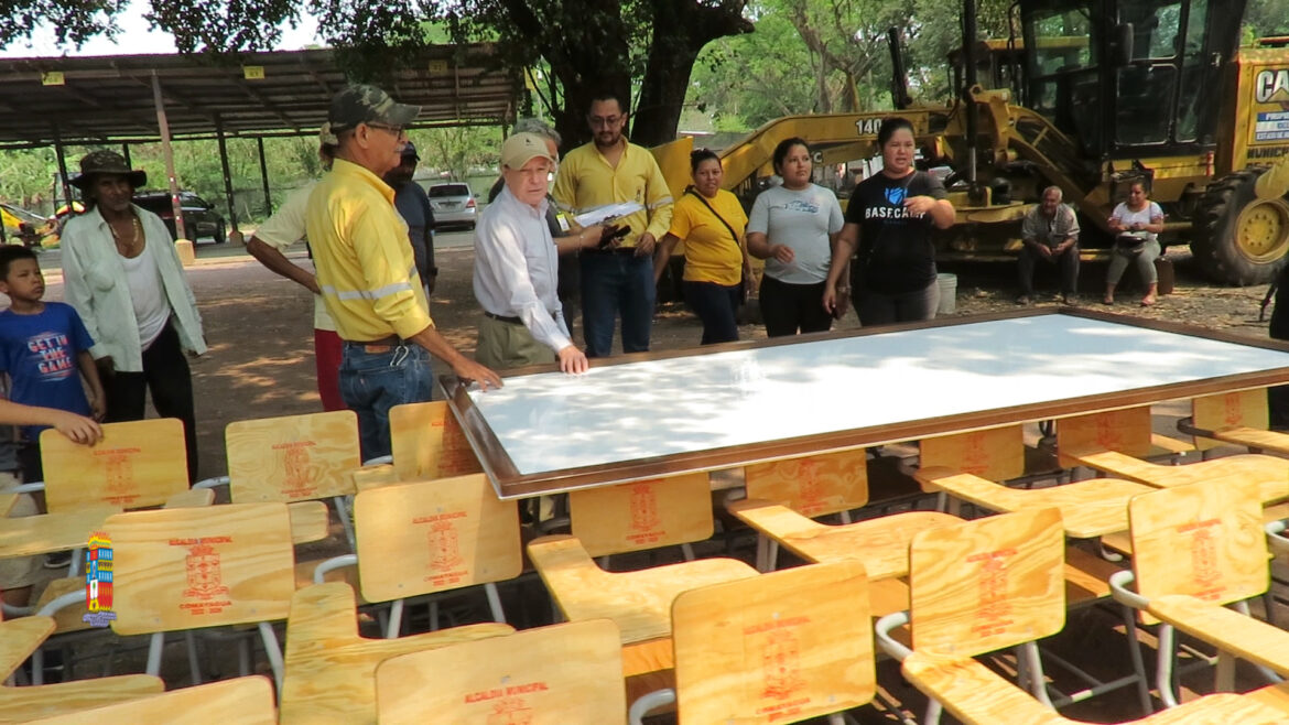 Alcaldía de Comayagua realiza la segunda entrega de mobiliario escolar a centros educativos del municipio
