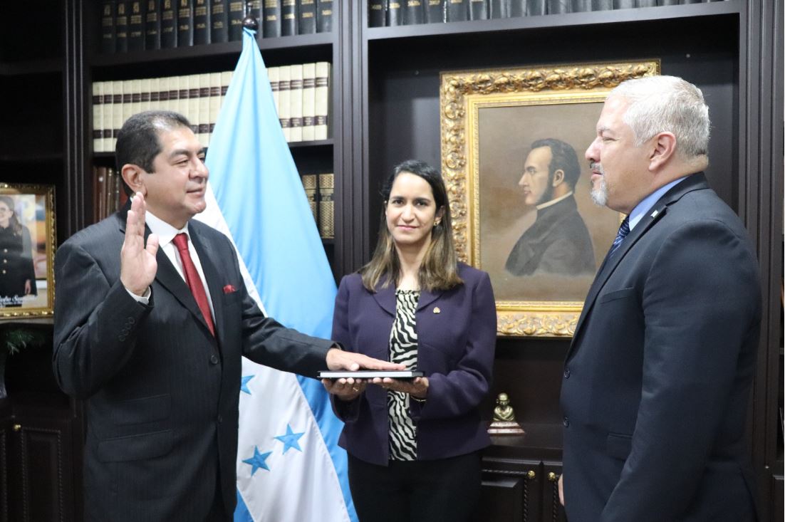 Cancillería juramenta al nuevo Embajador de Honduras en Bélgica