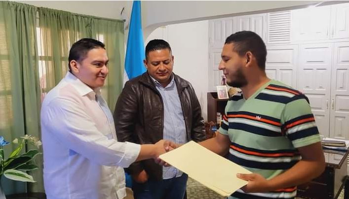 Juramentan regidor municipal del municipo de El Rosario, Comayagua